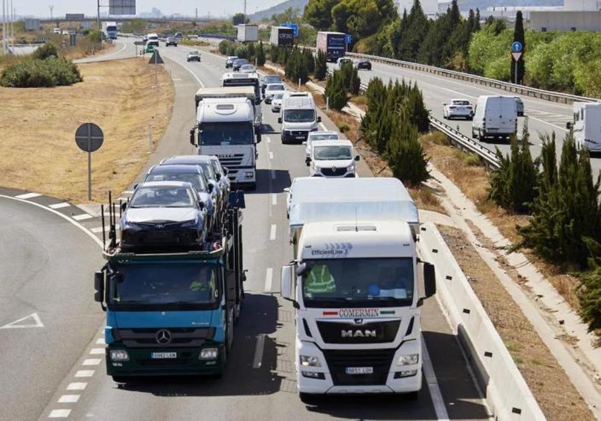 Camiones circulando por una carretera.