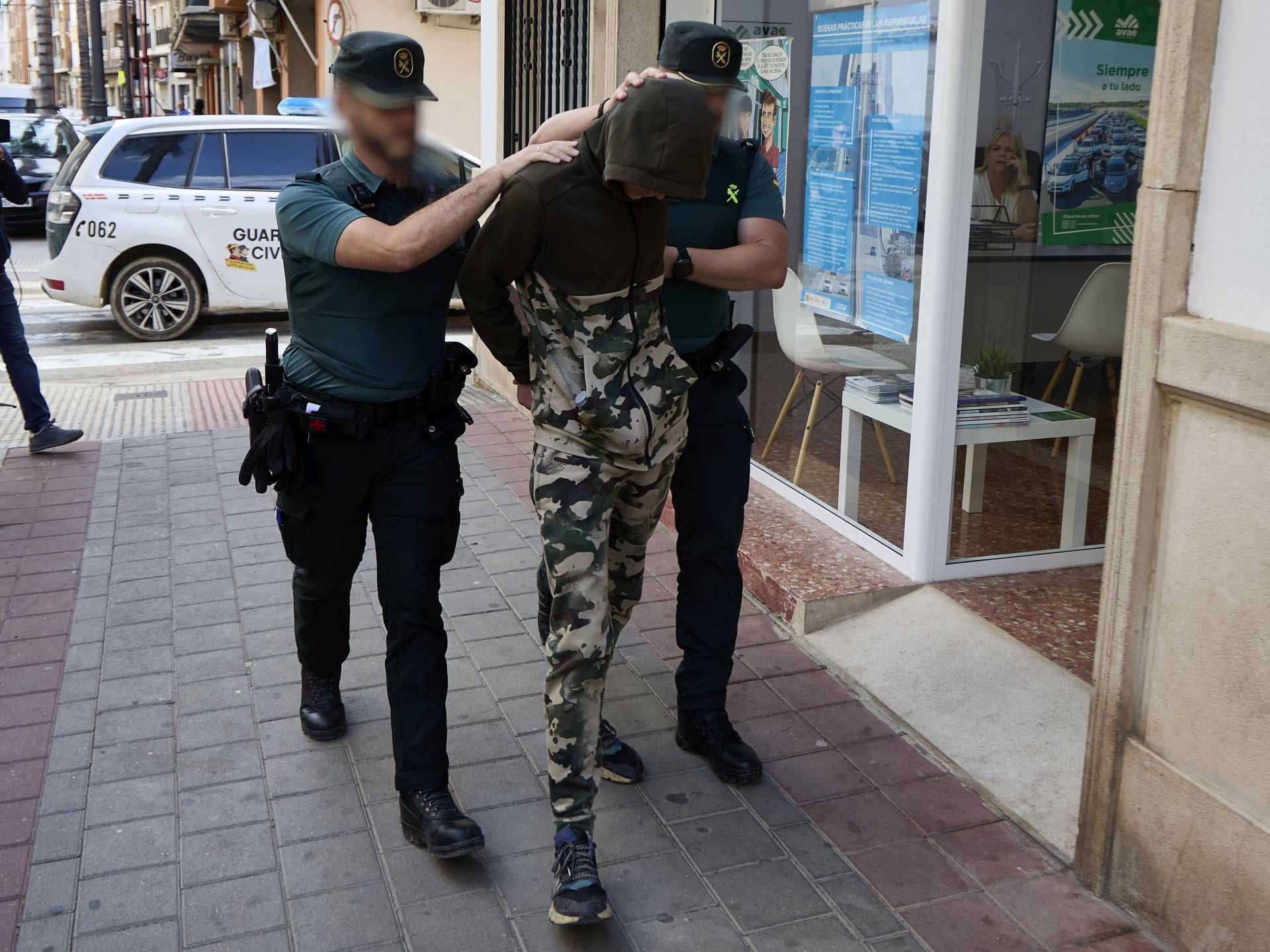 El detenido vuelve al lugar de los hechos escoltado por la Guardia Civil.