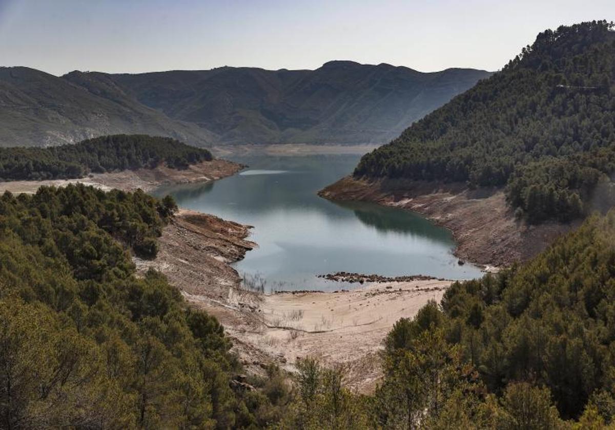 El Embalse de Benagéber, de la CHJ, en una imagen de este veranode 2024.