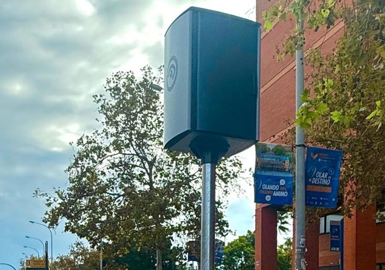 Uno de los nuevos radares. ubicado en la avenida Tarongers, junto a las universidades.