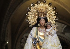 Imagen peregrina de la Virgen de los Desamparados en un Traslado.