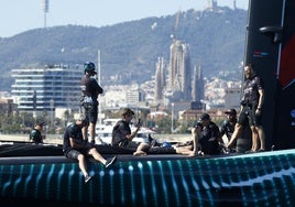 Integrantes del Emirates Team, antes de ua regata en Barcelona, con la Sagrada Familia al fondo.