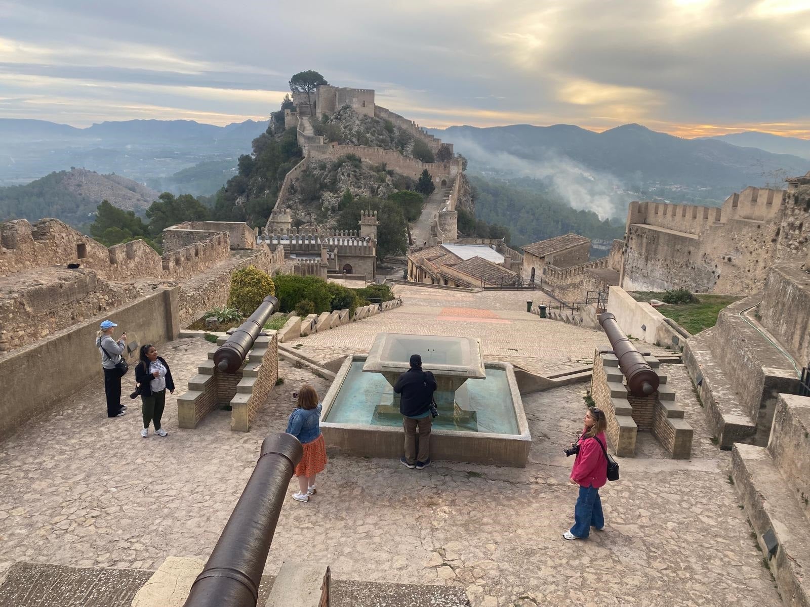 La comitiva, durante la visita al Castillo de Xàtiva.