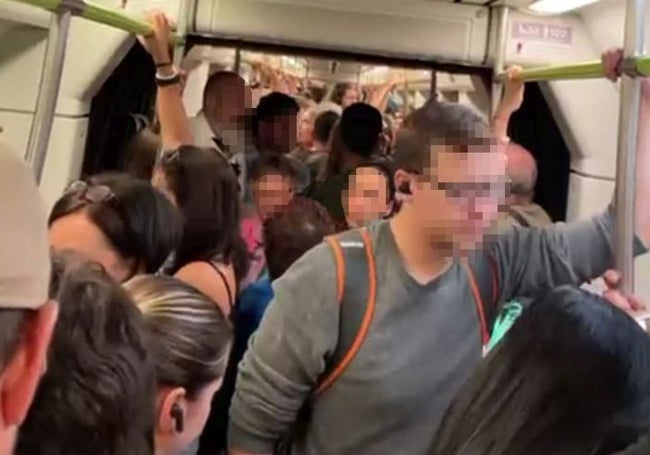 Metro de FGV hacia la playa tras recoger viajeros en la estación de Colón, a las 12 horas del domingo 20 de octubre.