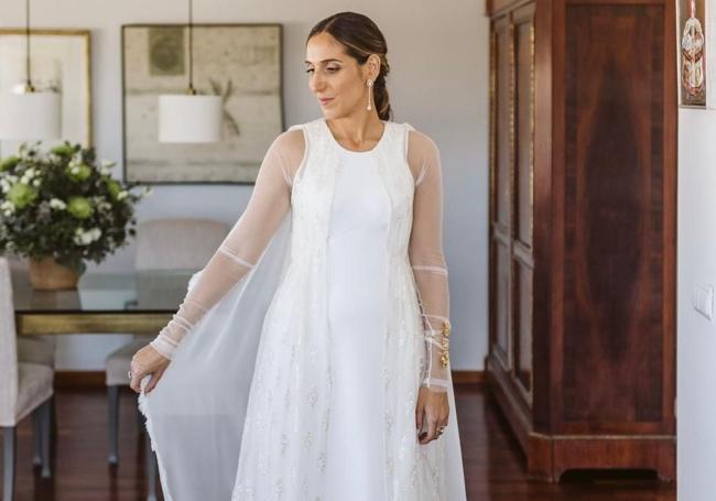 Marisa Doñate muestra el vestido que ha diseñado Andrea Serra, del atelier My Bloomie.