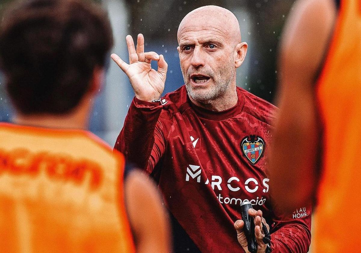 Julián Calero, dando instrucciones en la Ciudad Deportiva del Levante en Buñol.