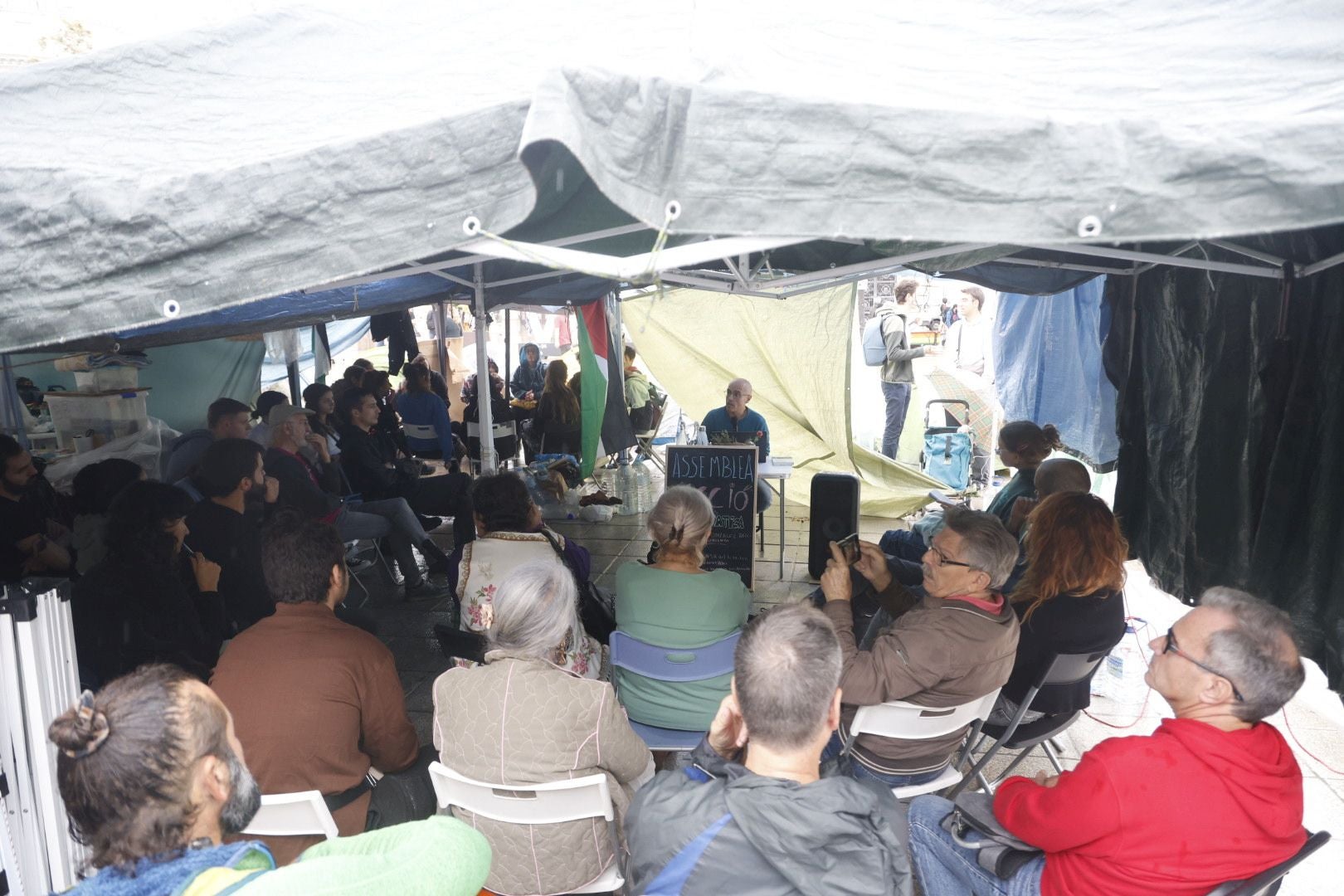 FOTOS | Los acampados frente al Ayuntamiento en protesta por la vivienda se mantienen pese a la lluvia