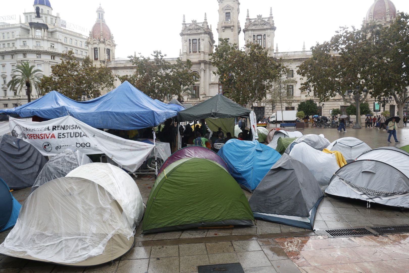 FOTOS | Los acampados frente al Ayuntamiento en protesta por la vivienda se mantienen pese a la lluvia