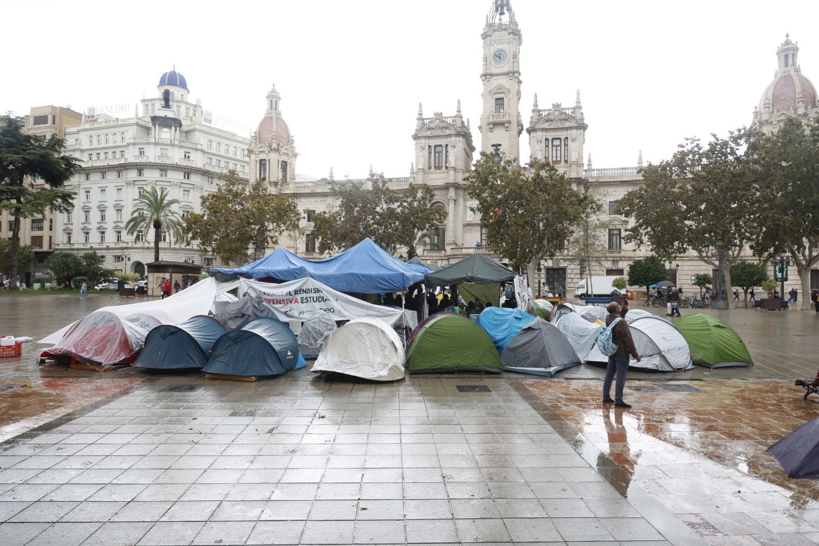 FOTOS | Los acampados frente al Ayuntamiento en protesta por la vivienda se mantienen pese a la lluvia