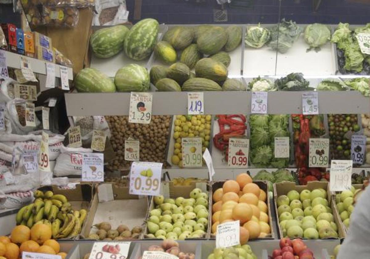 Precios de alimentos en una tienda de ultramarinos.