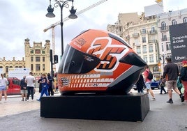 Casco gigante expuesto en la calle Xàtiva de Valencia.