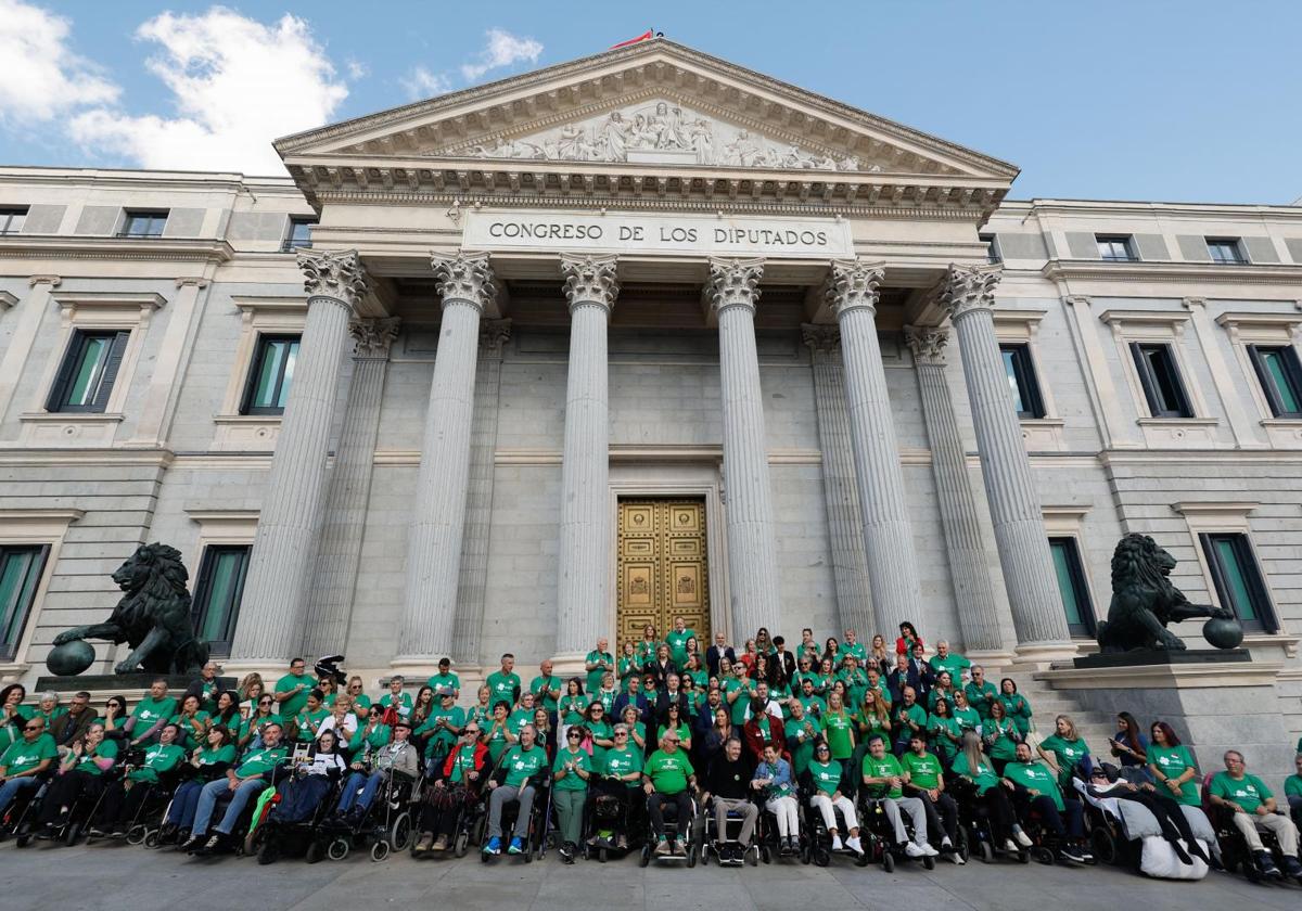 Pacientes de ELA y sus familiares celebran la aprobación de la ley ELA en Madrid.