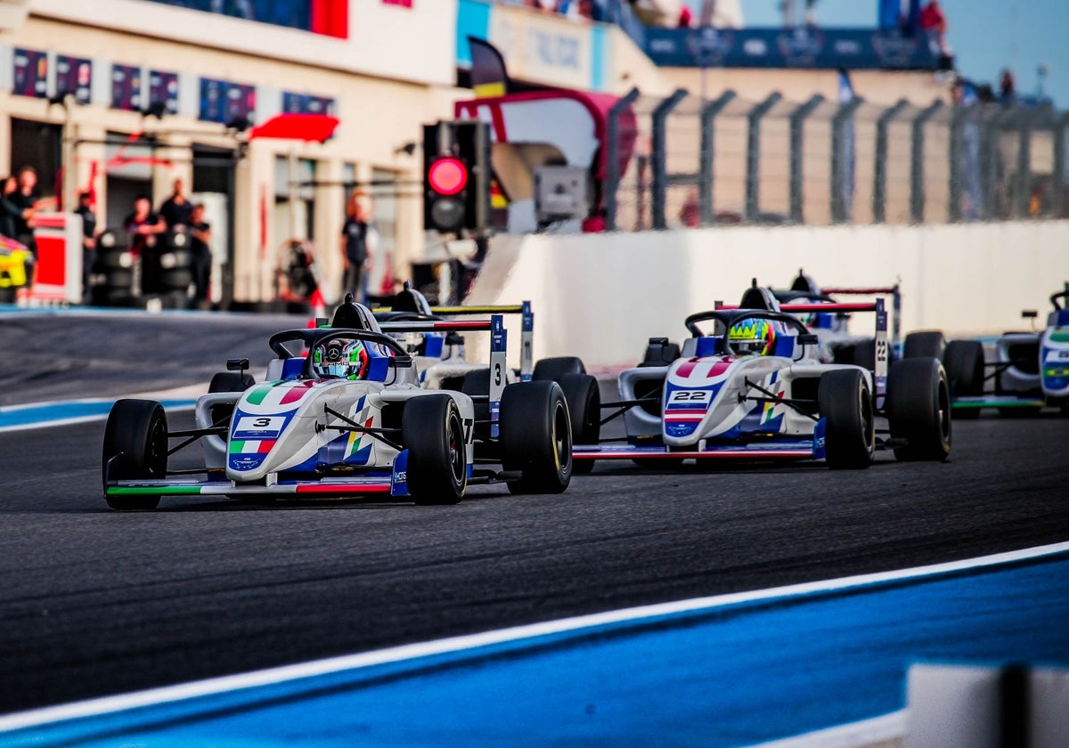 Monoplazas en plena carrera durante el FIA Motorsport Games de 2022