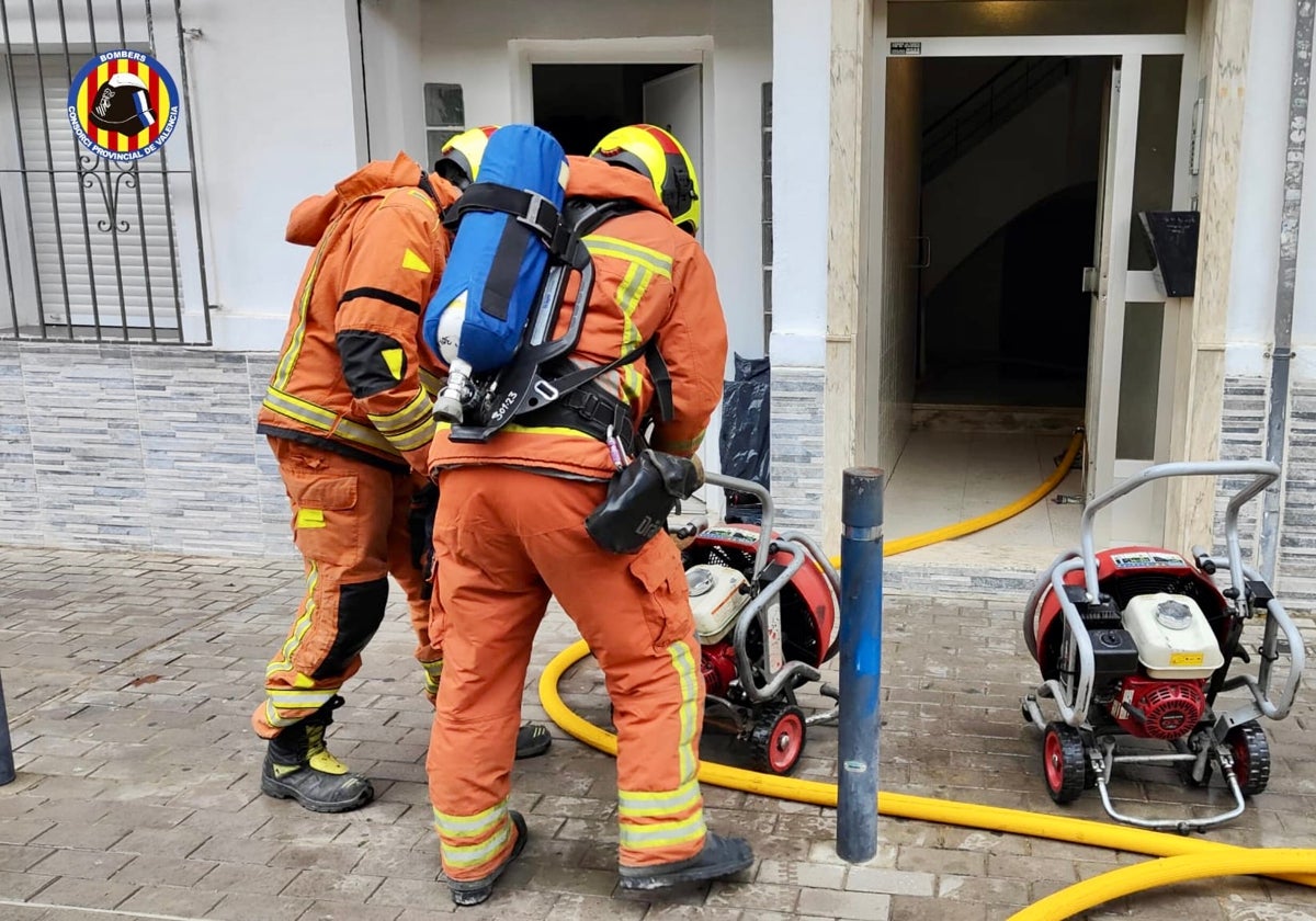 Actuación de los bomberos en una de las casa.