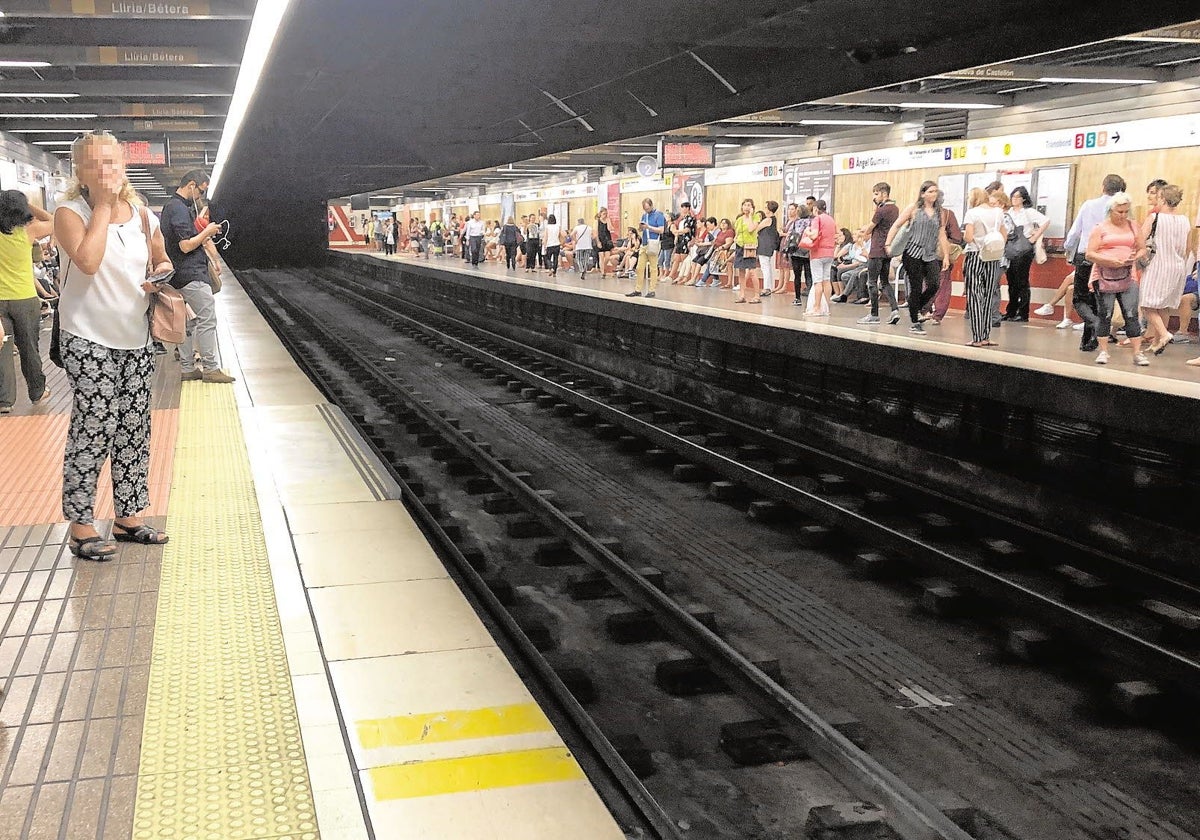 Pasajeros esperan en una estación de Metrovalencia.