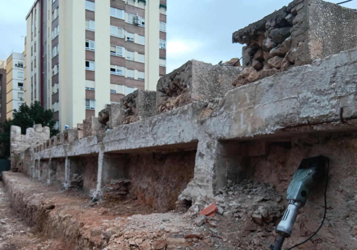 Viga de hormigón hallada en la muralla.