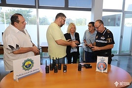 Dotación de las nuevas emisoras para Protección Civil.