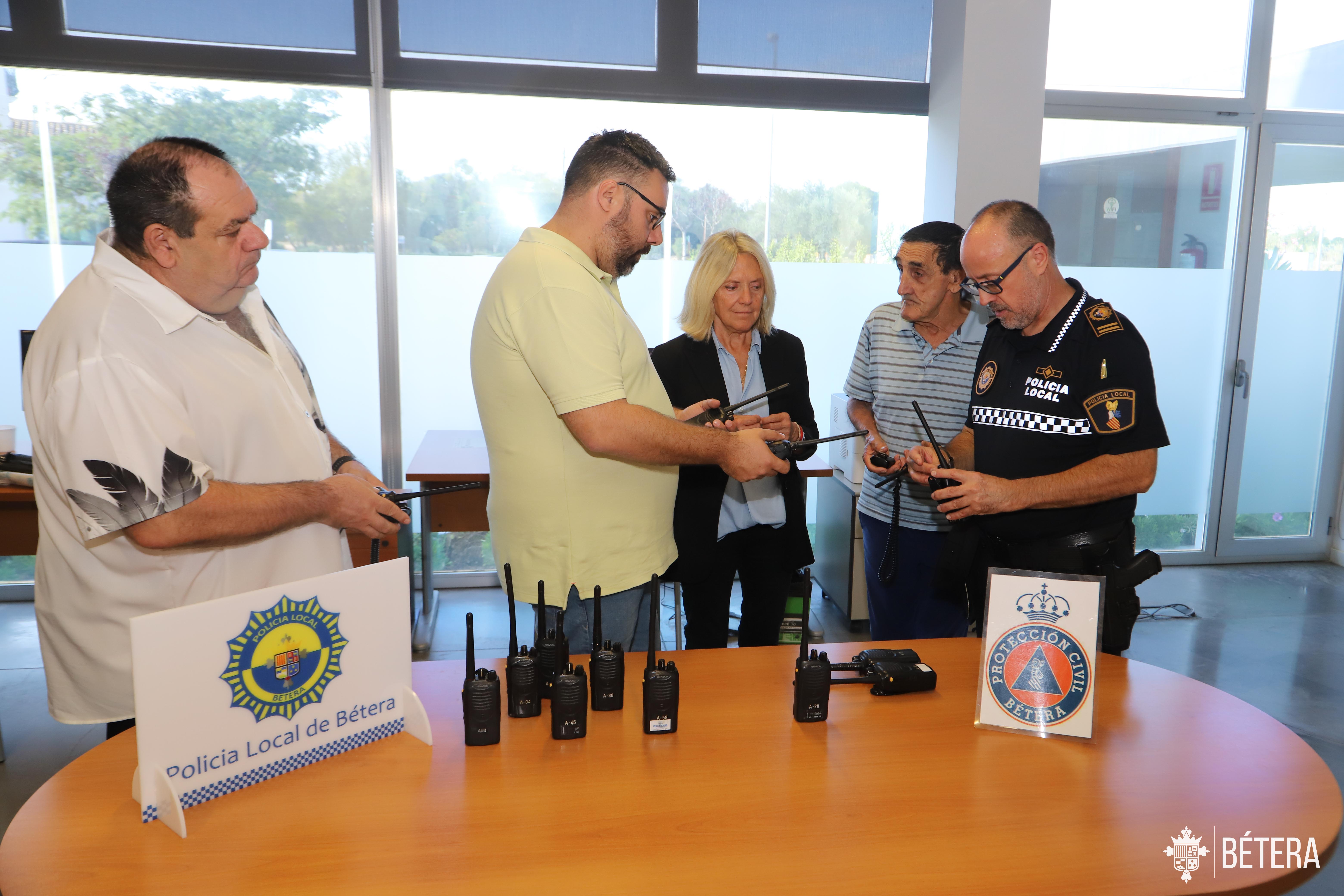 Dotación de las nuevas emisoras para Protección Civil.