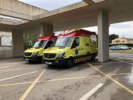 Dos ambulancias en la zona de Urgencias del Hospital de Dénia.