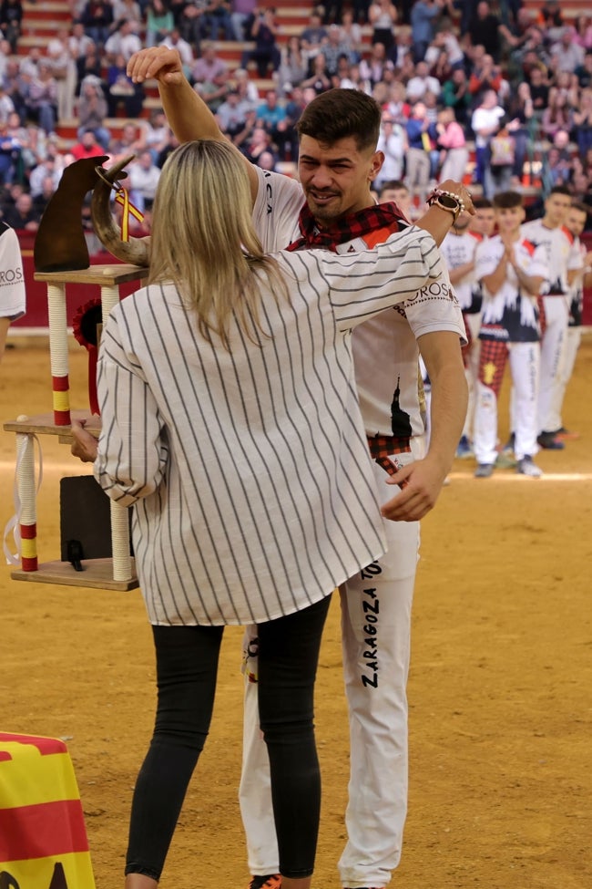 La madre de Javier haciéndole entrega del codiciado premio.