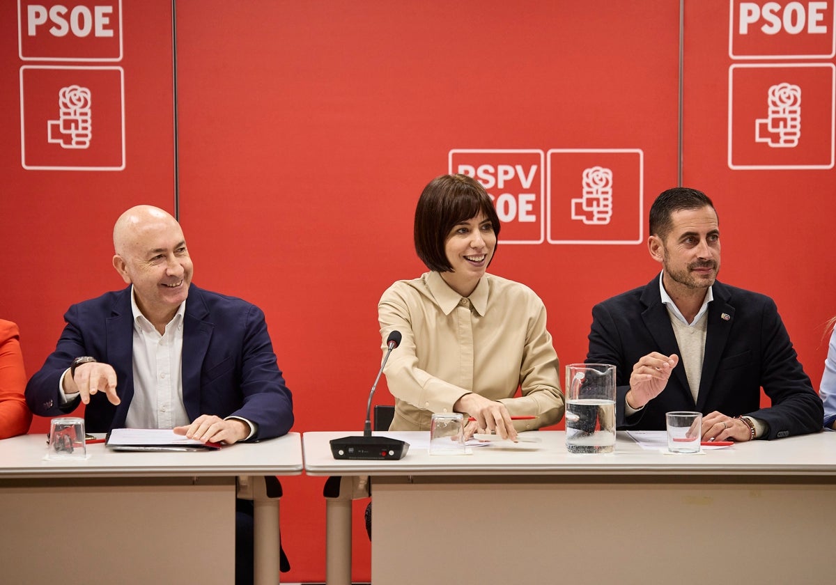 Diana Morant, entre Alejandro Soler y Carlos Fernández Bielsa, en la reunión de la ejecutiva del PSPV de este jueves.