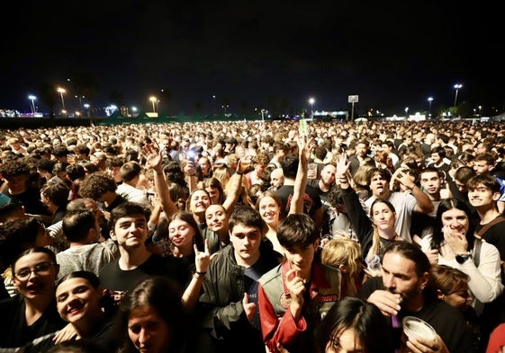 Miles de valencianos vibran con Robe en La Marina