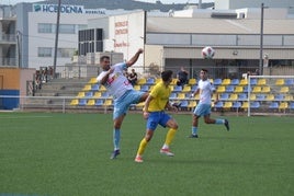 Un jugador dianense disputando un balón.