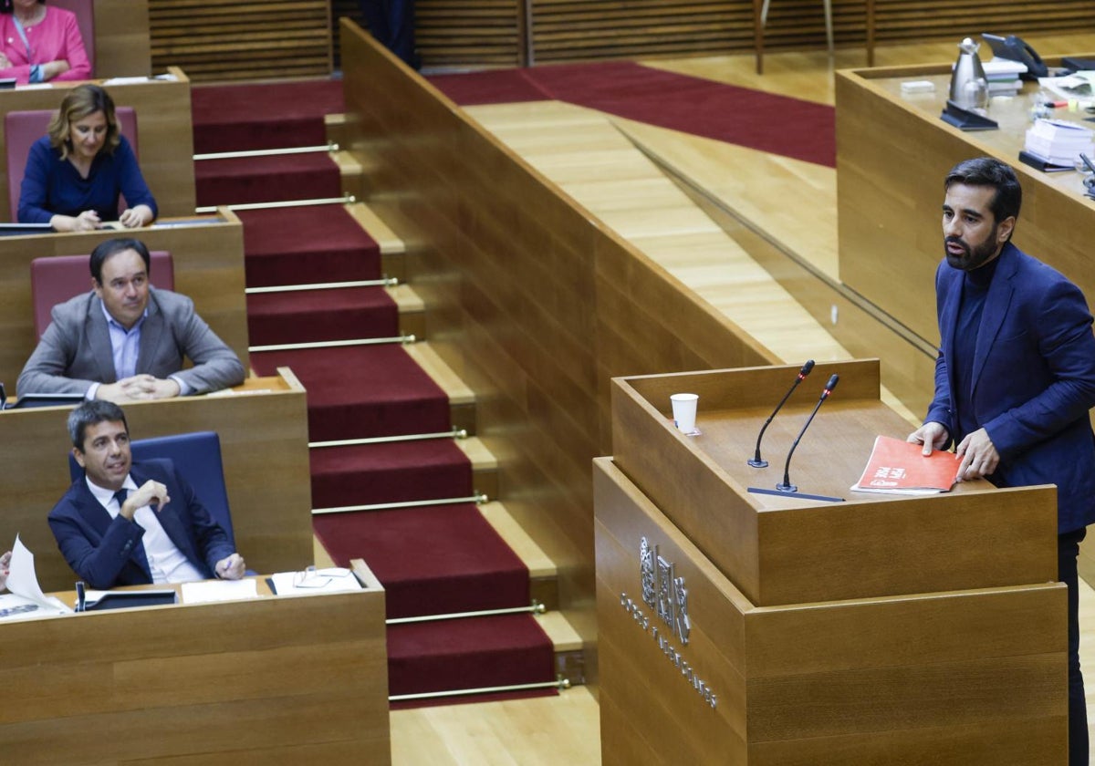 Mazón, durante la intervención de Muñoz en Les Corts.