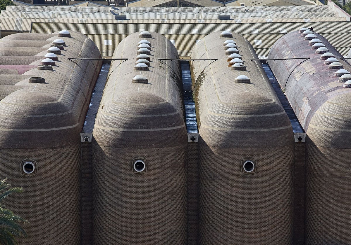 Las  antiguas bodegas Vinival, situadas en la Patacona.