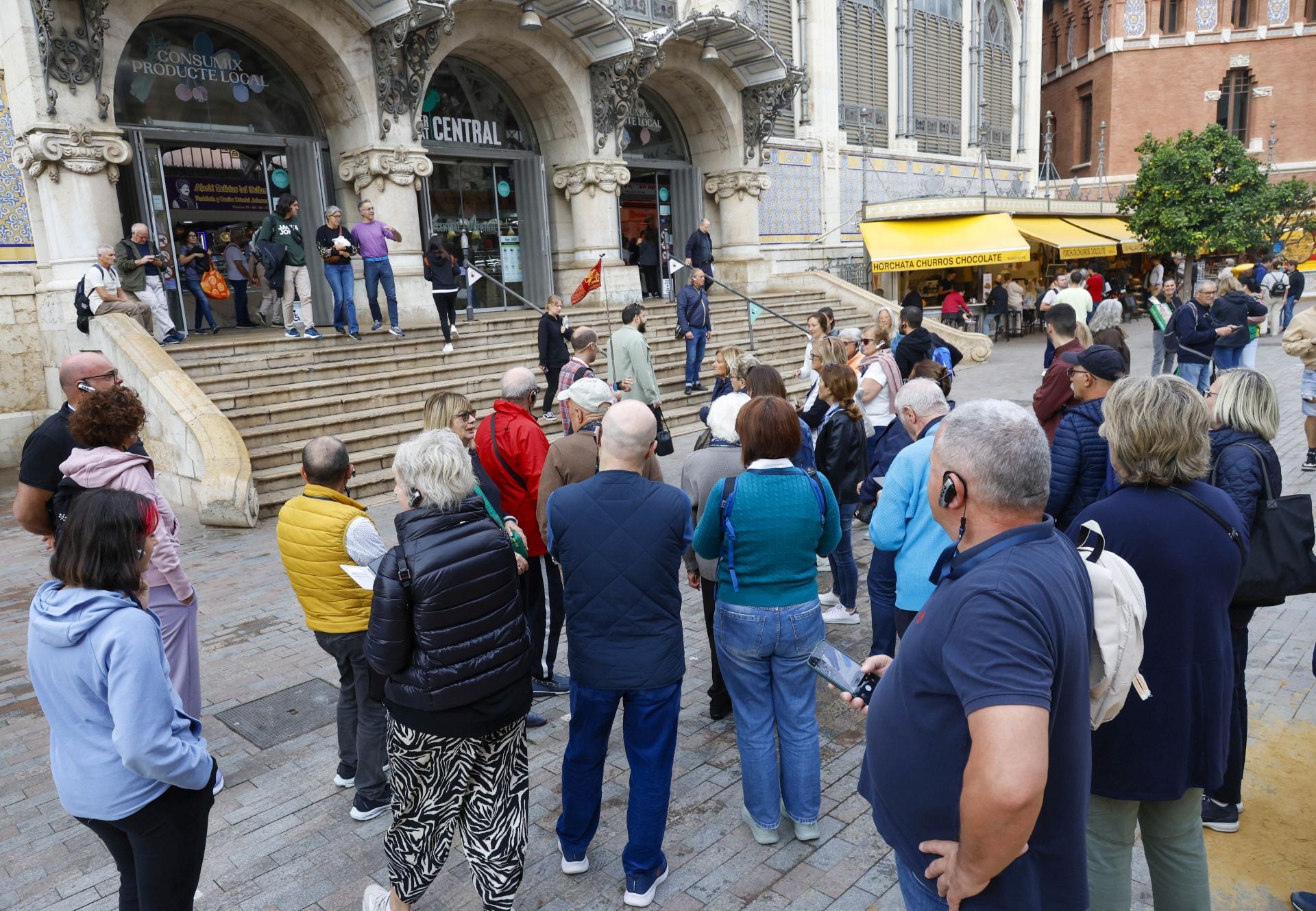 Una avalancha de cruceristas llena de turistas en centro de Valencia