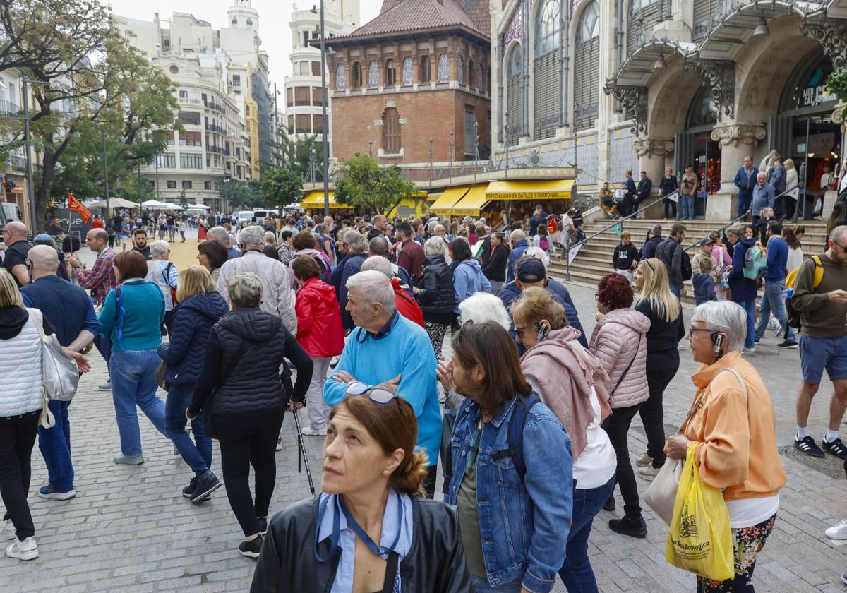 Una avalancha de cruceristas llena de turistas en centro de Valencia