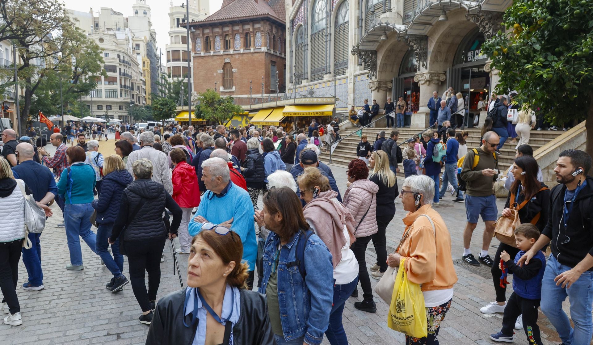 Una avalancha de cruceristas llena de turistas en centro de Valencia