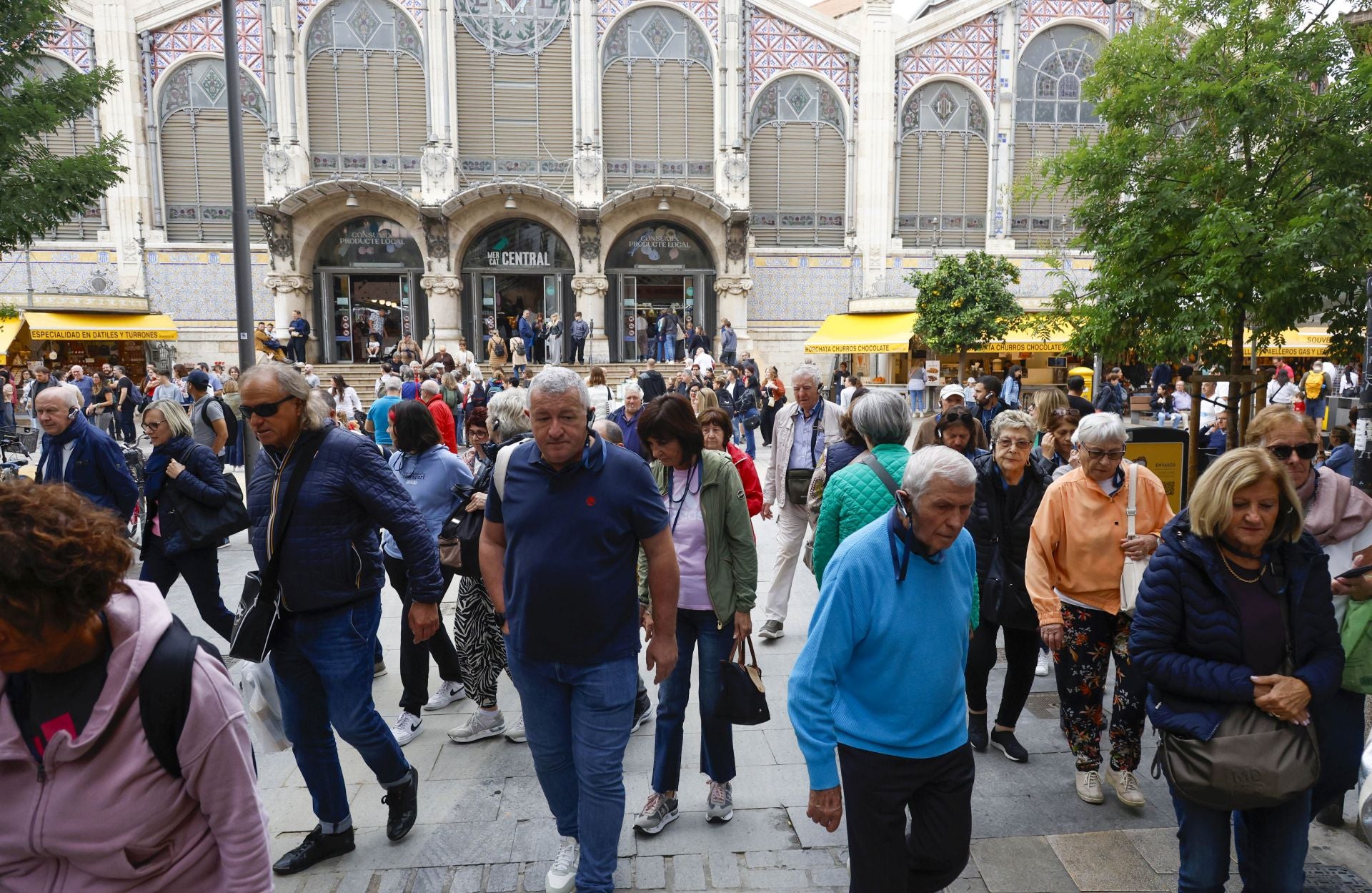 Una avalancha de cruceristas llena de turistas en centro de Valencia