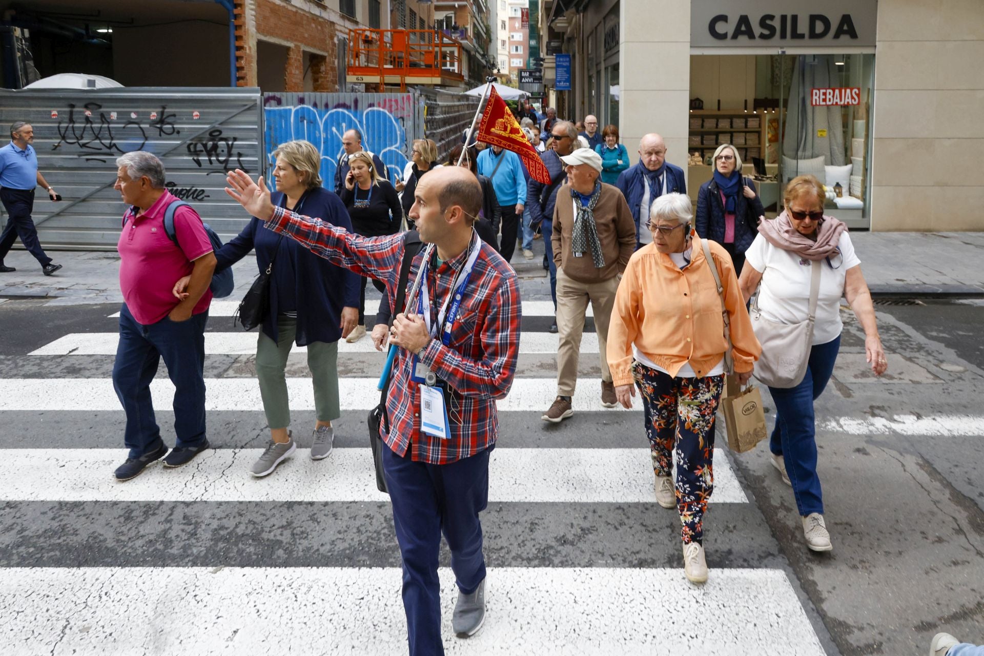 Una avalancha de cruceristas llena de turistas en centro de Valencia