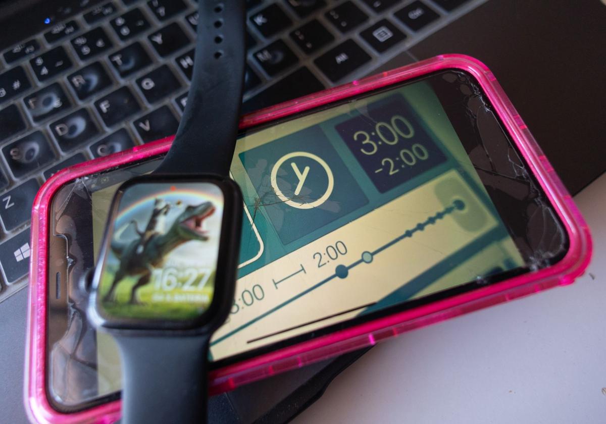 Una pantalla móvil muestra un cambio de hora.