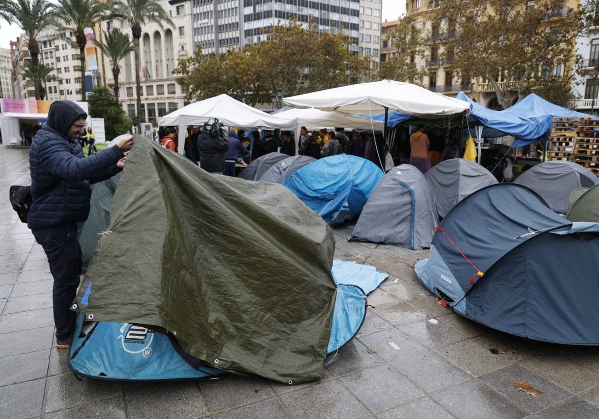 La acampada por la vivienda en la plaza del Ayuntamiento de Valencia.