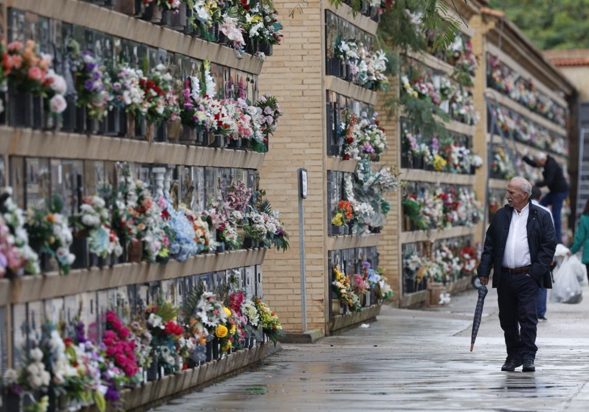 Bloques de nichos con sus adornos florales en el Cementerio General.