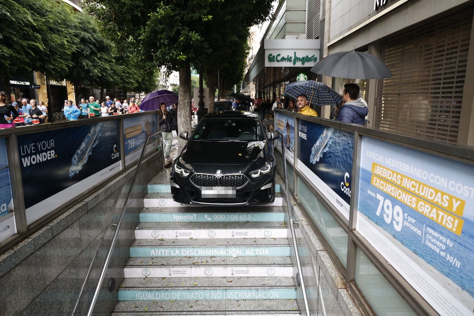 Un conductor ebrio empotra su coche en la entrada del metro de la estación de Colón en Valencia