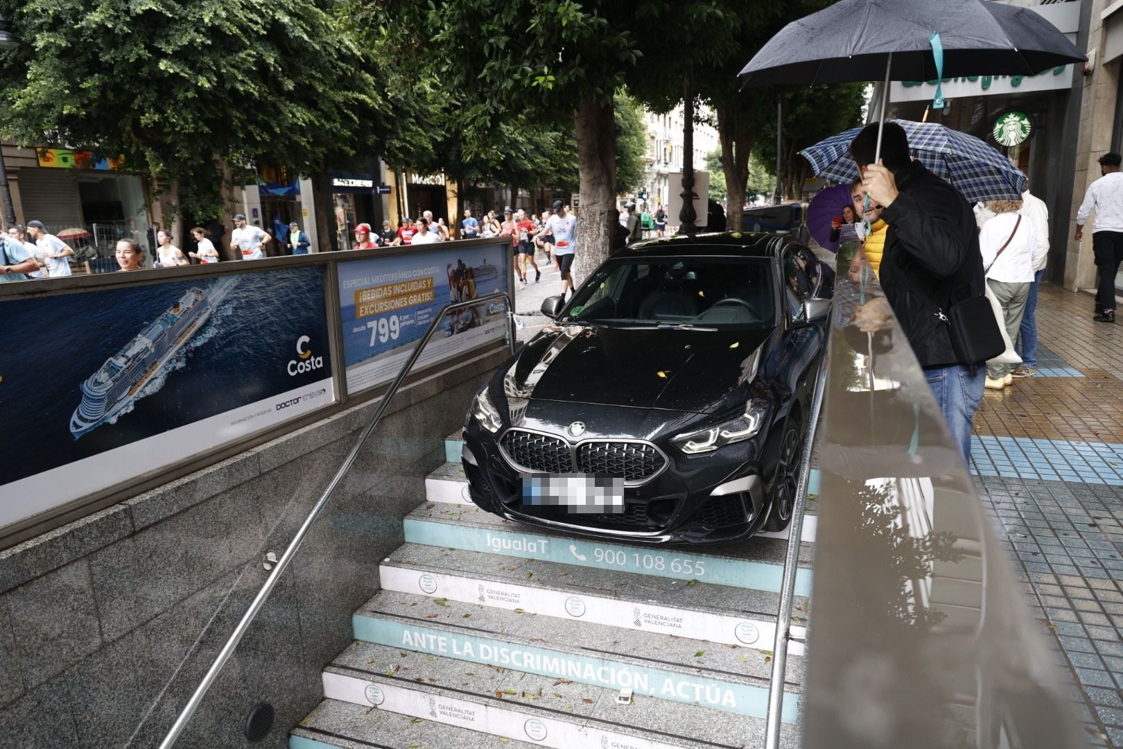 Un conductor ebrio empotra su coche en la entrada del metro de la estación de Colón en Valencia