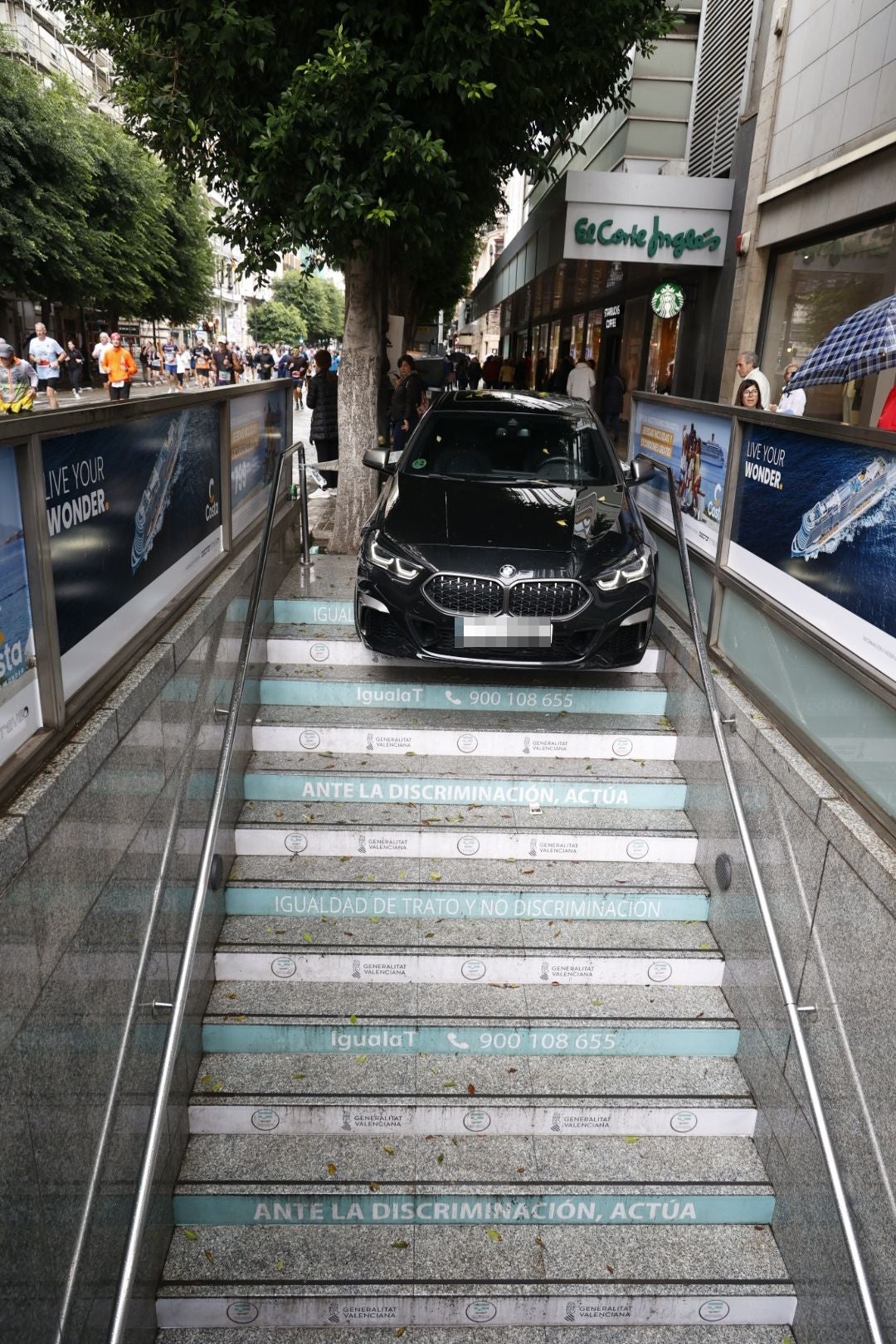 Un conductor ebrio empotra su coche en la entrada del metro de la estación de Colón en Valencia