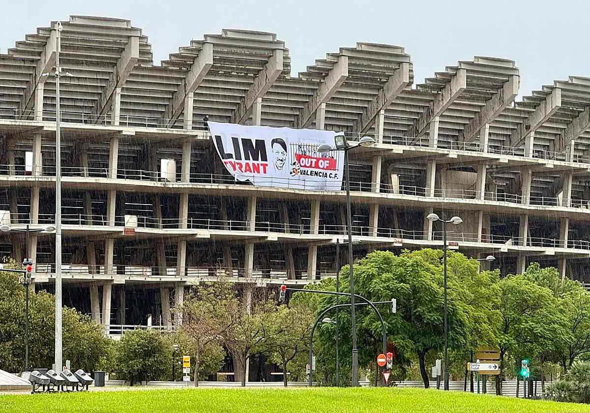 Pancarta de 'Lim go home', este domingo, en el nuevo Mestalla.