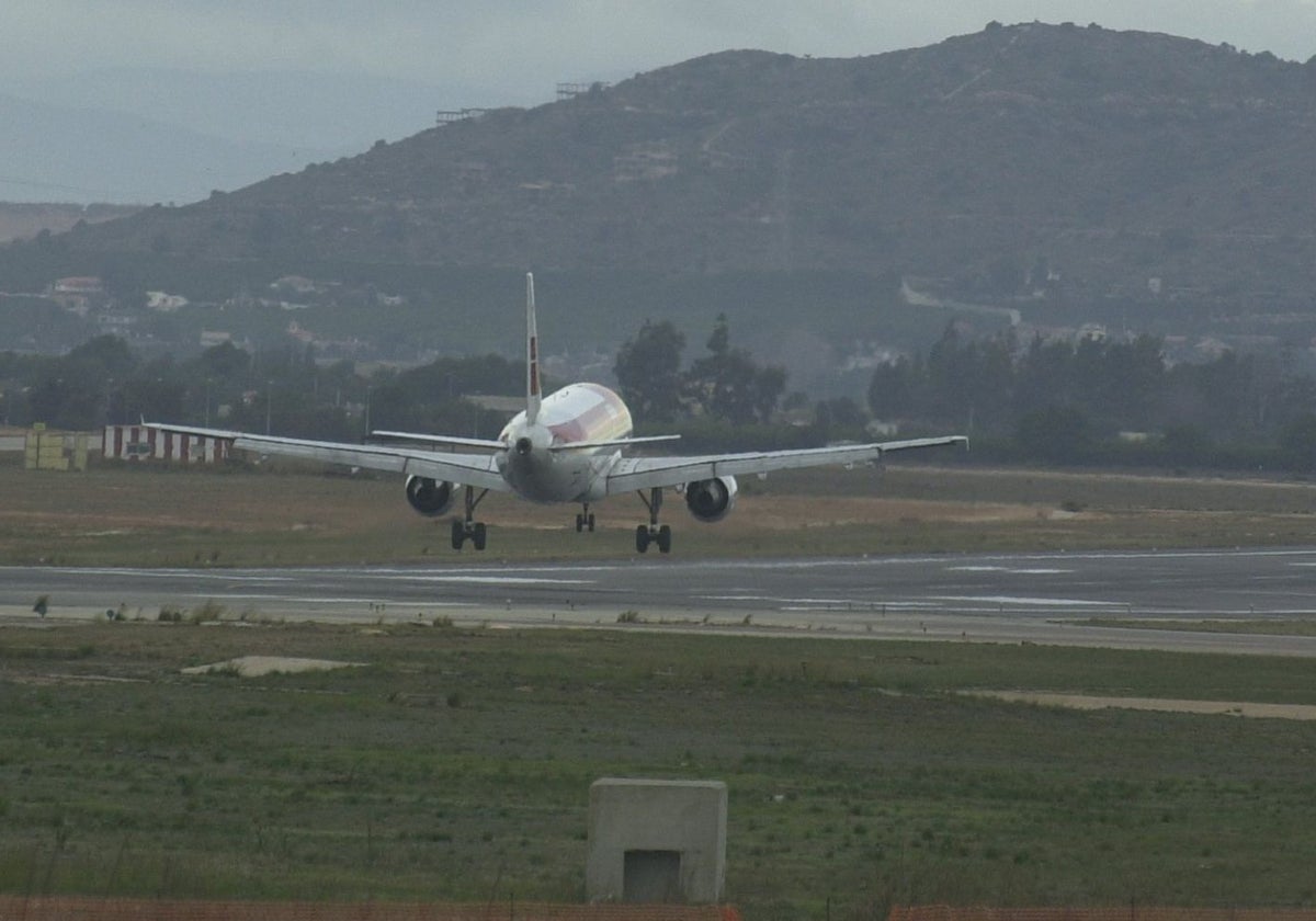 Un avión aterriza en el aeropuerto de Manises.