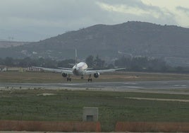 Un avión aterriza en el aeropuerto de Manises.