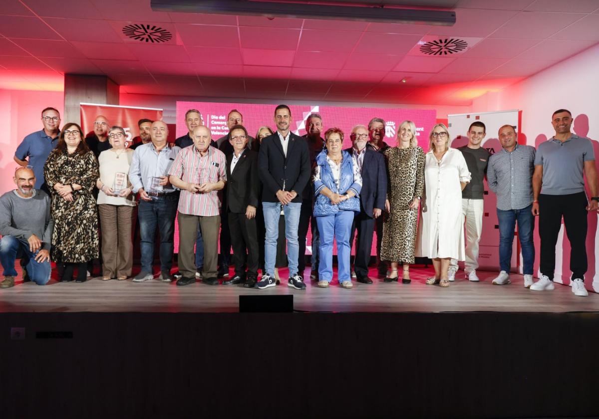 Los comercios premiados, junto al alcalde, Carlos F. Bielsa.