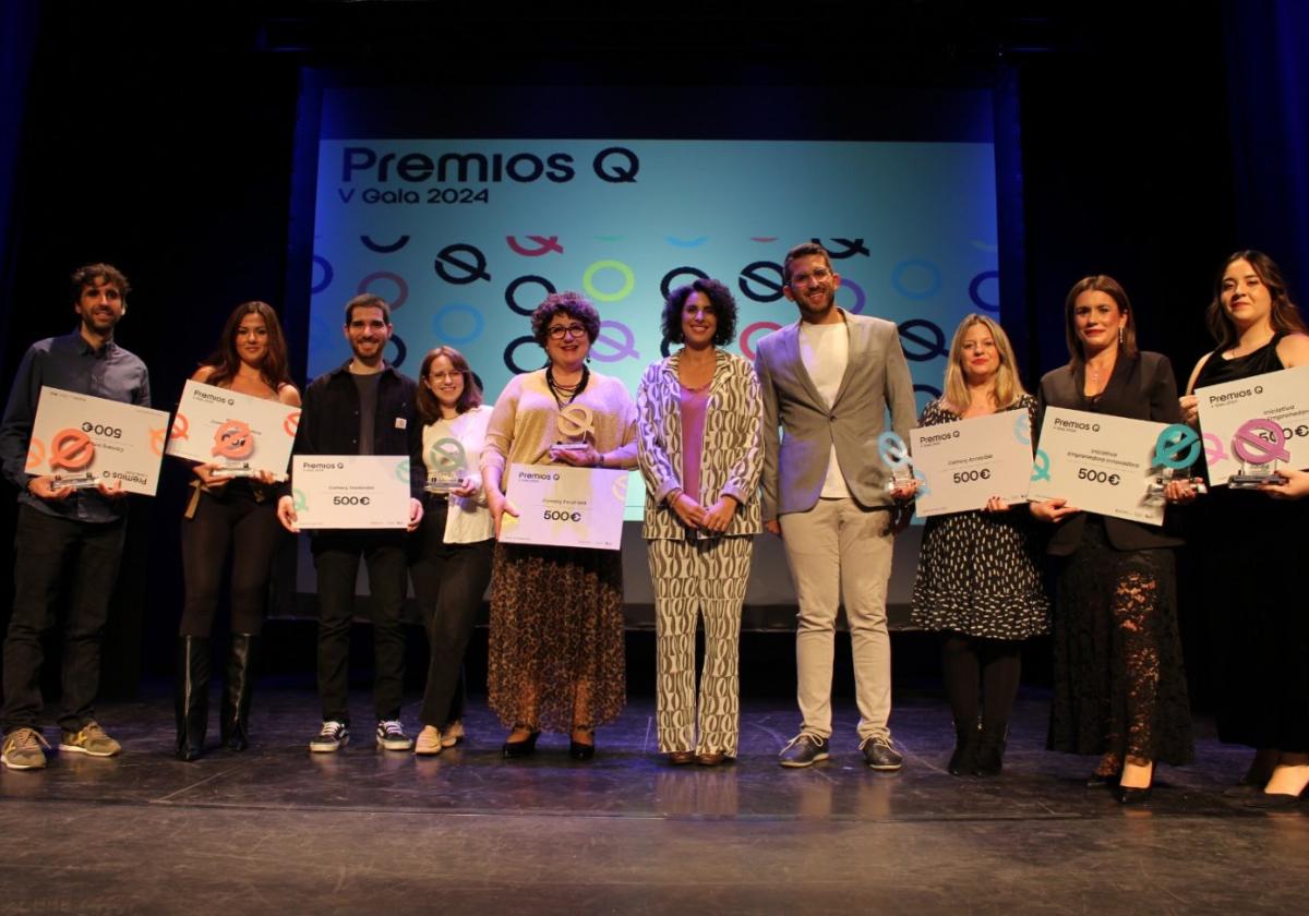 Los galardonados con los Premios Q de Quart de Poblet posan con sus reconocimientos.