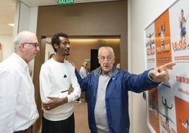 Yomif Kejelcha, junto a Paco Borao y Juan Miguel Gómez en la Fundación Trinidad Alfonso.