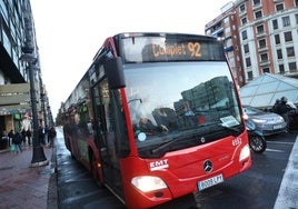 Un autobús de la EMT este lunes durante la huelga.