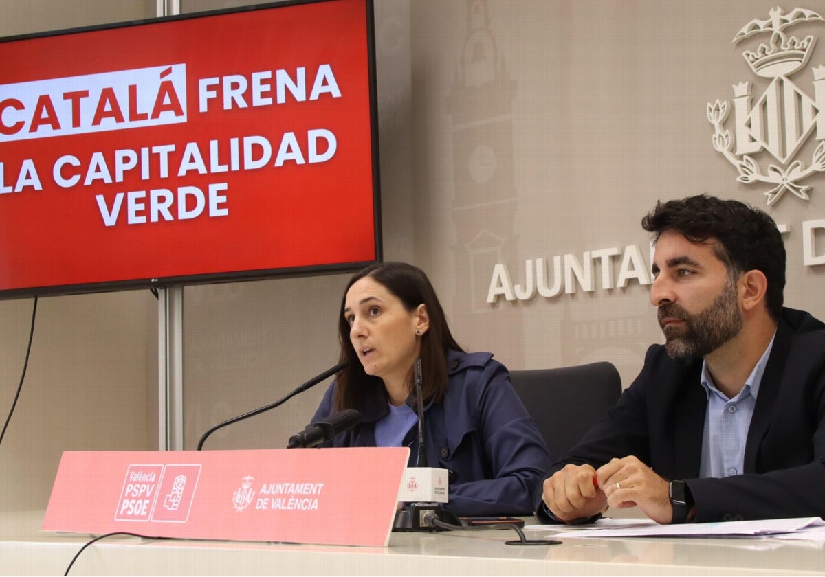 Rueda de prensa de los concejales socialistas Elisa Valía y Javier Mateo.