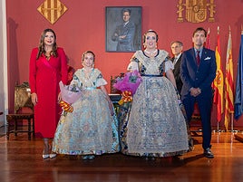 Las falleras mayores de Alzira junto a la edil de Fiestas y el alcalde de la ciudad.