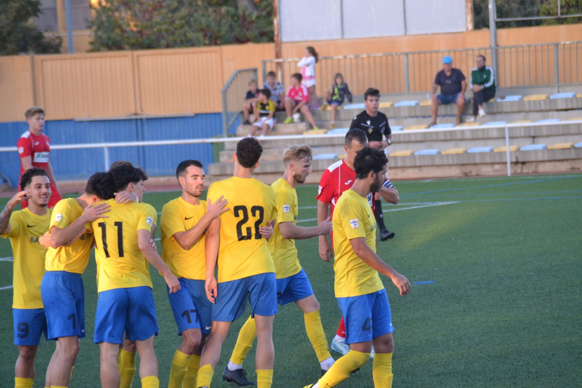 Jugadores del Dénia celebrando un gol.